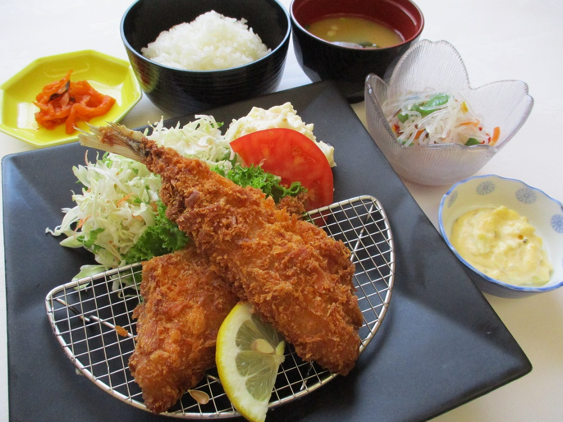 ��H�����u������v�ł́A��V�E��H�E���E�˗ށE���q�l�����`�ȂǖL�x�ȃ��j���[����葵���Ă���܂��B���񂲏ܖ����������B