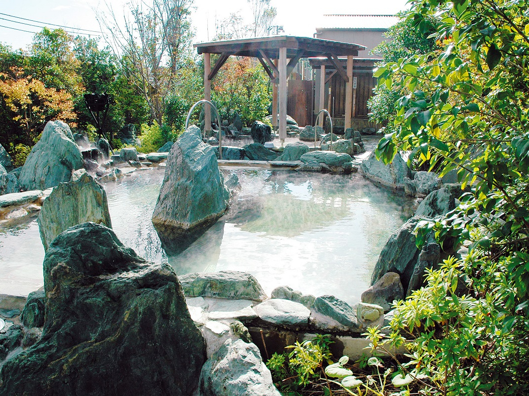 露天風呂は広い庭園と岩風呂、打たせ湯や歩行浴などお楽しみください。
