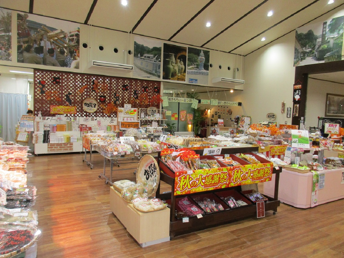 お土産処では、お菓子、漬物、にんにく、はちみつ、小城羊羹、嬉野茶、手作り雑貨、洋服など豊富に取り揃えております。