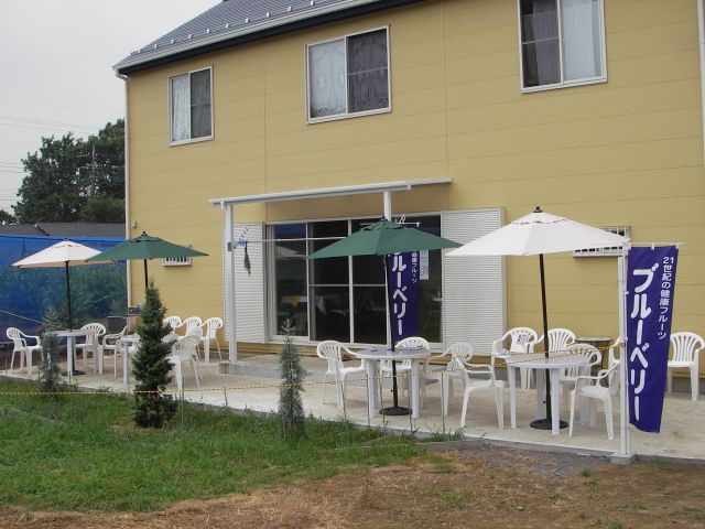 テラスやテント下で、ブルーベリースムージージュースをお飲みください。黄色い建物1階畑カフェ旬果室内では、アイス教室を開催致します。