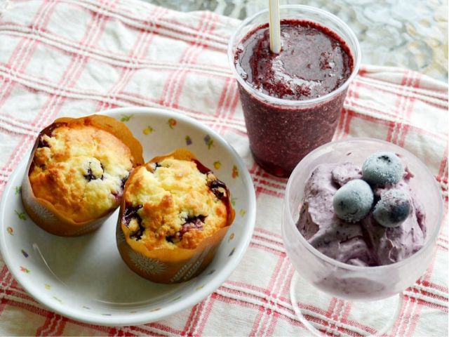 摘み取りの後は手作りデザートでほっと一息。一番人気濃いいブルーベリースムージー。予約必須のブルーベリーたっぷりマフィン。30秒で出来るブルーベリーアイス。