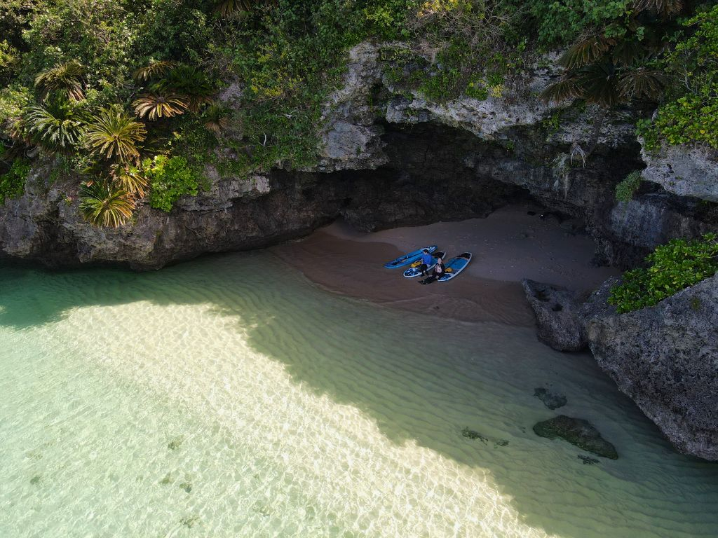 ガイドだけが知る、誰もいない秘密のビーチへ。透き通るエメラルドブルーの海を少人数で独占する贅沢。自然と一つになる感覚を体感してください。