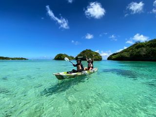 大自然に包まれてリラックス。のんびりカヤック時間。