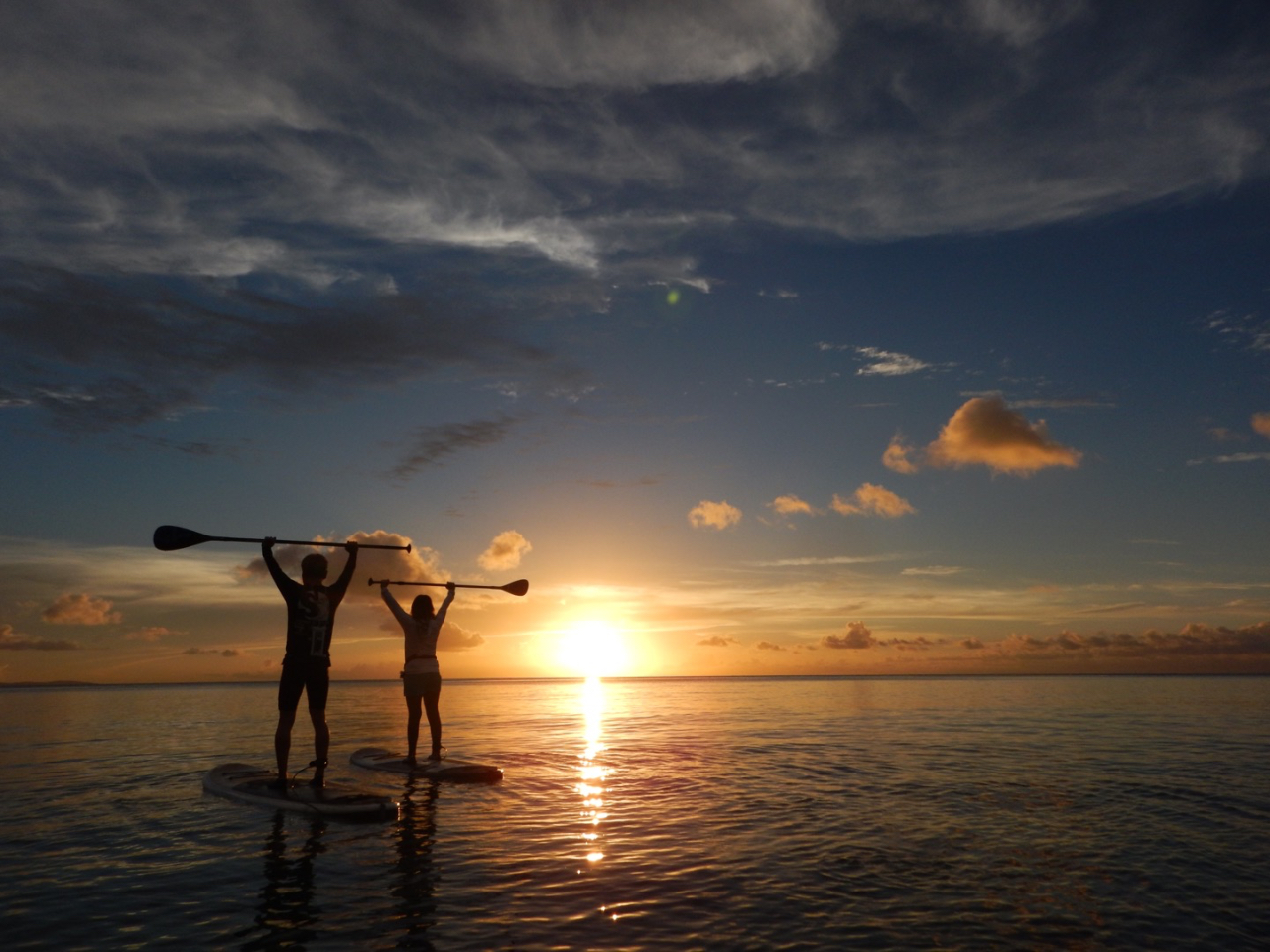 黄金色に輝く海の上、ふたりの影がドラマチックに重なります。大切な人と過ごす、ロマンチックな思い出作りに。