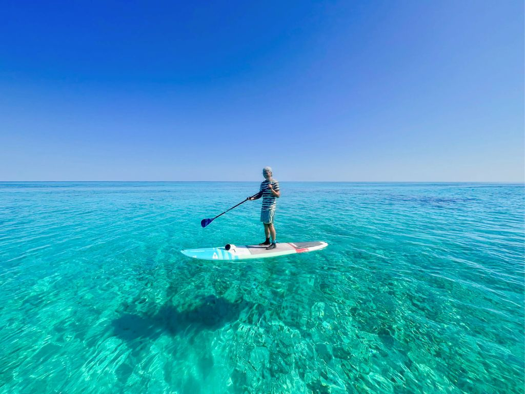 まるで空を浮いているような、圧倒的な透明度。石垣島北部ならではの澄み切った海で、心解き放たれる極上の水上散歩を。