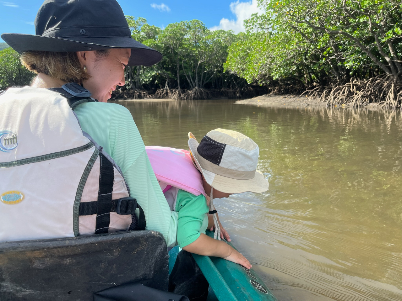 好奇心があふれる瞬間。水辺に夢中な小さな冒険者と、見守る笑顔。