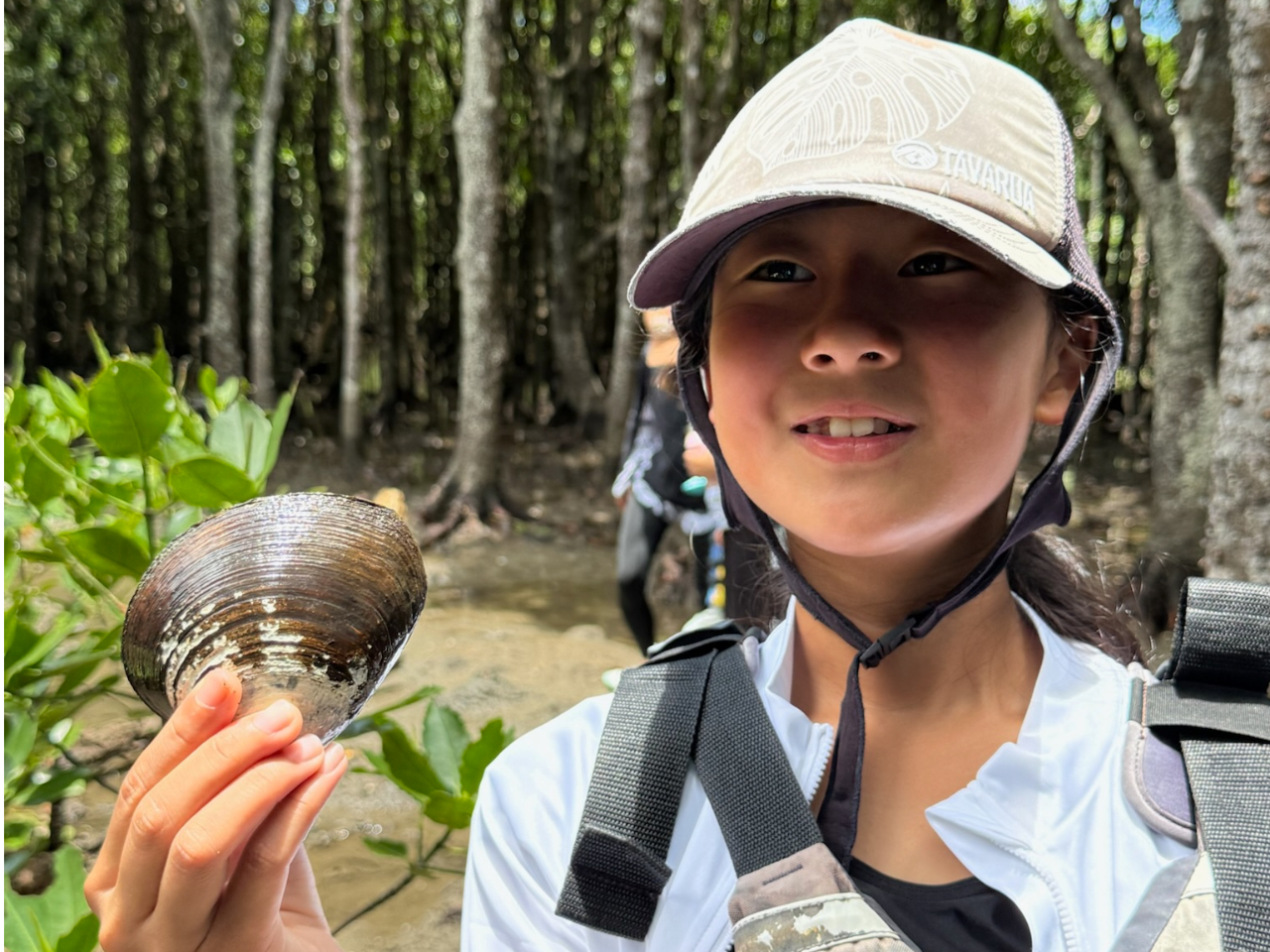発見の瞬間が笑顔に!干潟に棲む生き物との出会いも楽しめる、学びと驚きのカヤックツアー。