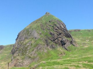 桃岩・海抜250mの溶岩ドーム、周辺は高山植物がたくさん見ることができます。