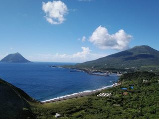 八丈小島(左)と八丈富士(右)