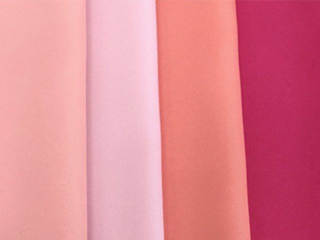 テストカラーと呼ばれるさまざまな色の布(ドレープ)を使用して顔のそばにあて、顔写りの変化を確かめます。