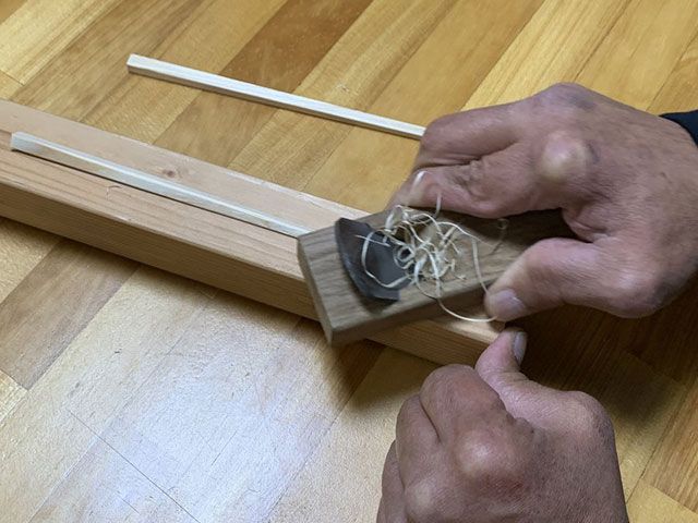 カンナでお箸の角を整えます スタッフがコツなど丁寧にお伝えしますのでご安心ください