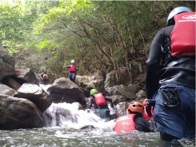 川を全身で感じるアクティビティ。シャワークライミング