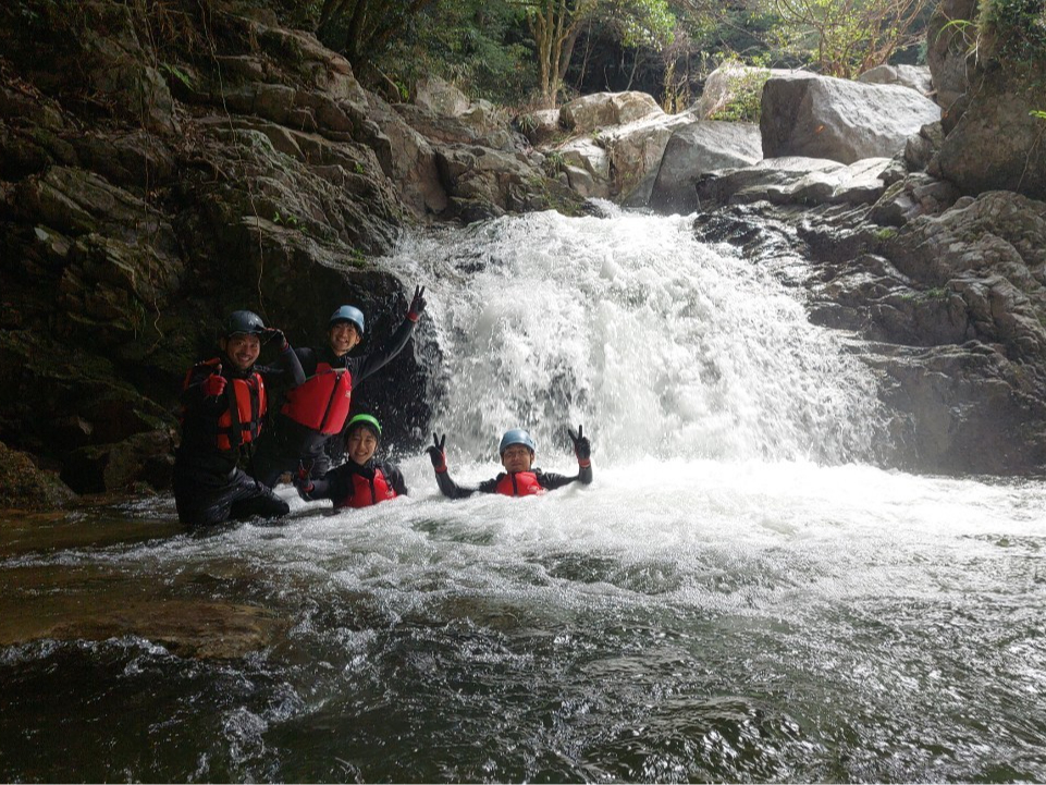 流れ落ちる水をバックにお写真もたくさん撮ります