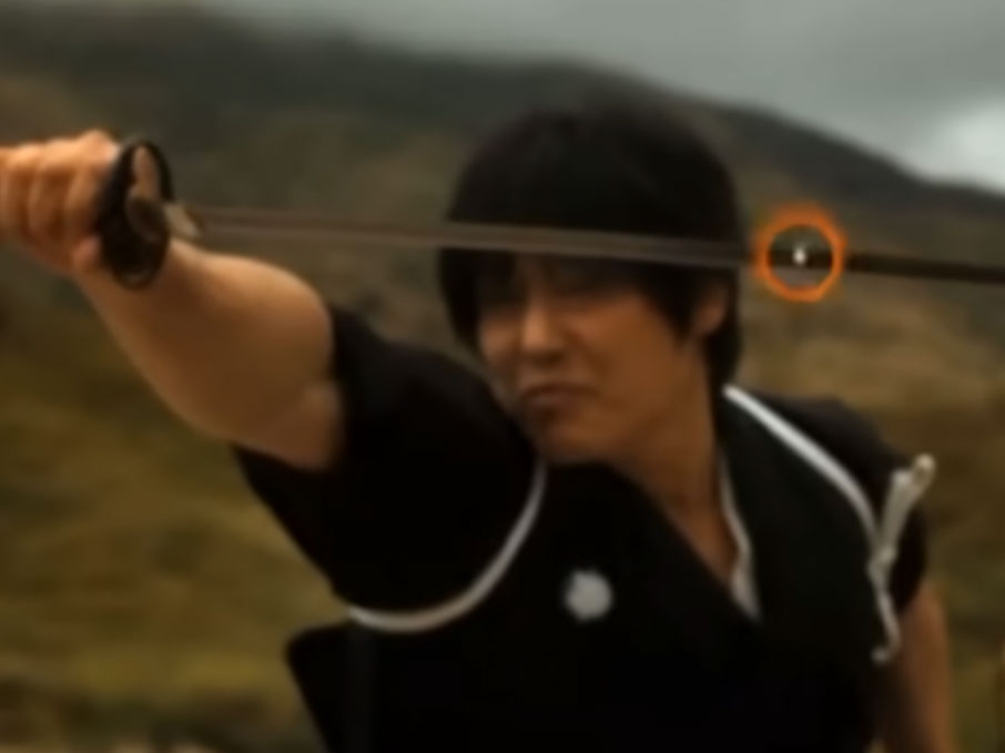 時速350キロで発射された直径わずか6ミリのBB弾を、刀が鞘に納まった状態から居合斬りにしたことで世界を驚愕させた、修心流居合術兵法創流者、町井勲。