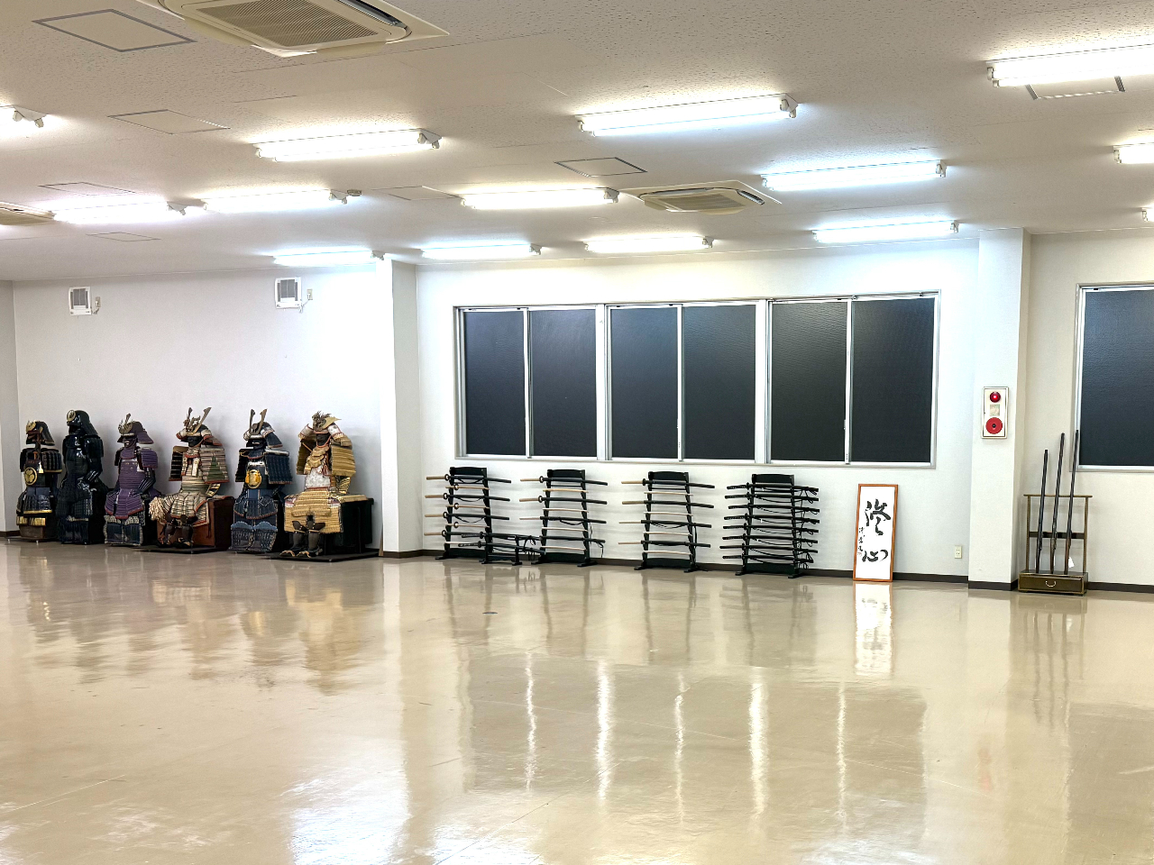稽古道具や稽古着も充実、初心者の方から上級者の方まで安心して稽古に集中できる環境を整えています。必要な設備や用品が揃っているため、手ぶらでご参加いただけます。