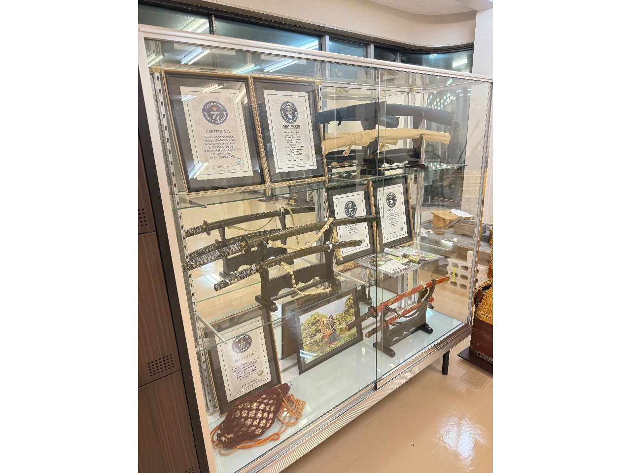 町井勲氏が保持するギネス記録の証書(実物)と、日本刀の展示をご覧いただけます。