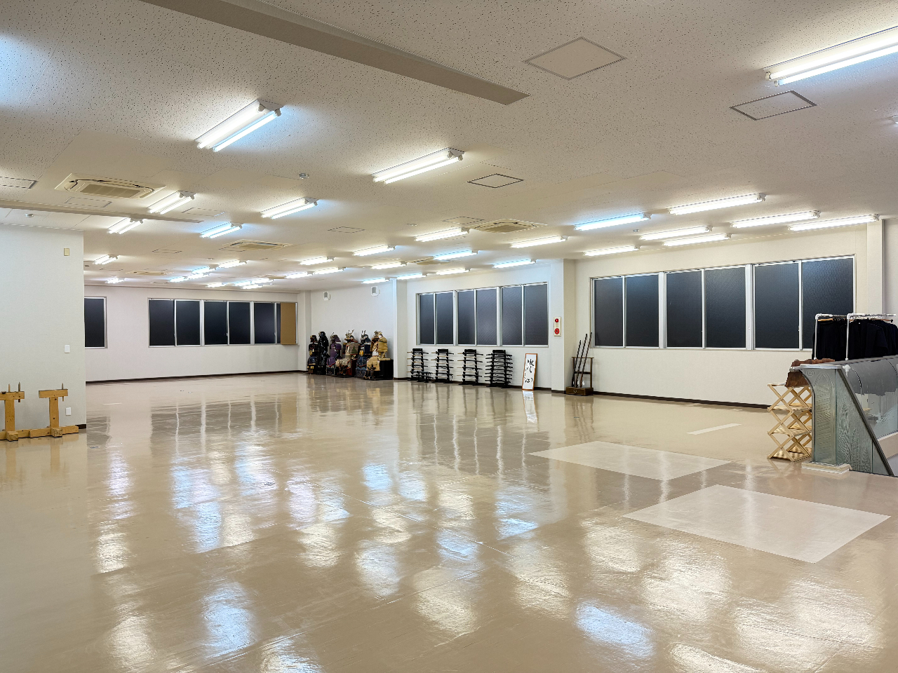 一度に数十人でも受け入れが可能な広々とした空間です。グループでの稽古にも最適です。皆さまに快適な環境をご提供いたします。