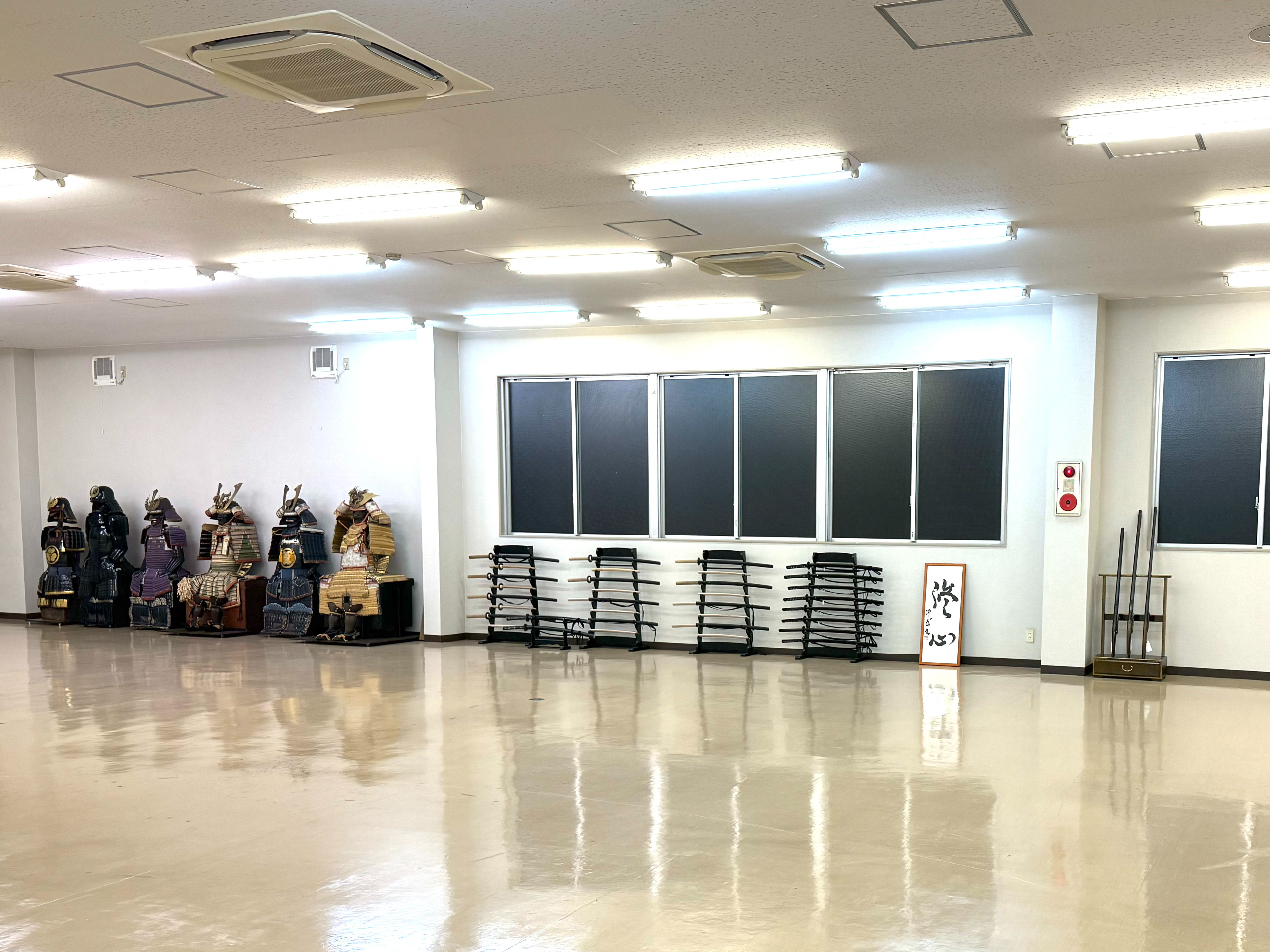 稽古道具や稽古着も充実、初心者の方から上級者の方まで安心して稽古に集中できる環境を整えています。必要な設備や用品が揃っているため、手ぶらでご参加いただけます。