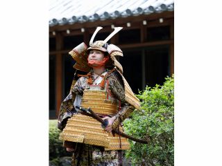 大鎧―そのずっしりとした重みは、単なる防具の重量ではなく、武士が背負っていた責任と覚悟そのものです。これは歴史と精神を“体で学ぶ”貴重な時間です。