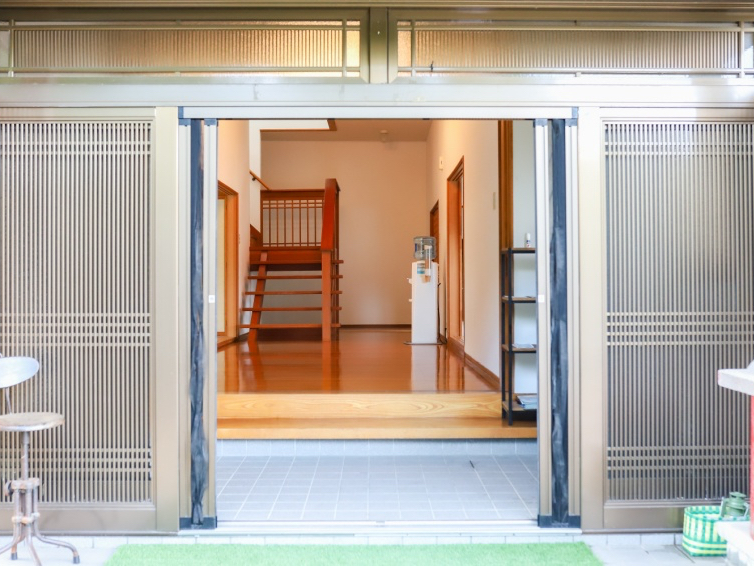 広々とした玄関は大人数が集まるっても大丈夫!大人30名(お子様は2名で1名)での収容でお考えください