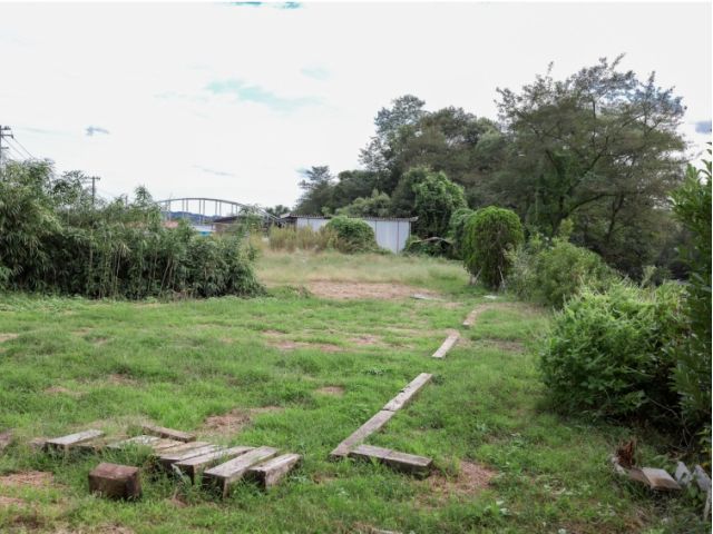 ガレージや広場でデイキャンプ、バーベキューも楽しめる コンロや焚き火コーナーも完備