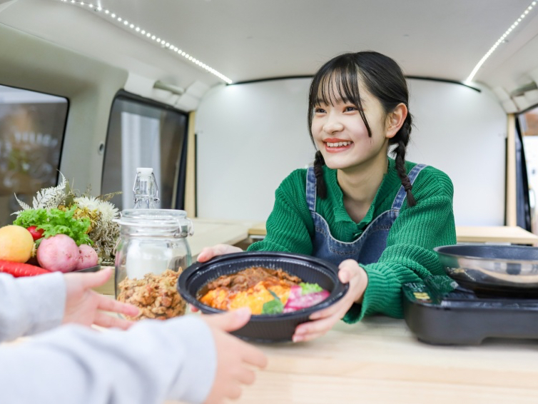 キッチンカーandSHIRO. 号がランチをお届け(事前予約となります)その場での調理も承ります(詳細はお問い合わせください