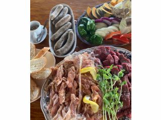 【写真は6人分です】国産牛肉 ビッグソーセージ 骨付きチキン 野菜 ガーリックトースト(1人2枚)