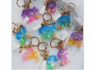 トロピカルイニシャルキーホルダー♪お好きなカラー2色を選んで頂けます。推しカラーを作ってみてください。