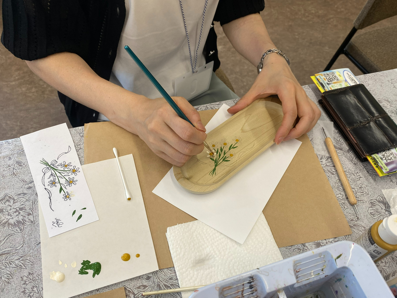図案を元に書きこんでいきます。ボタニカルな図柄も素敵ですね☆