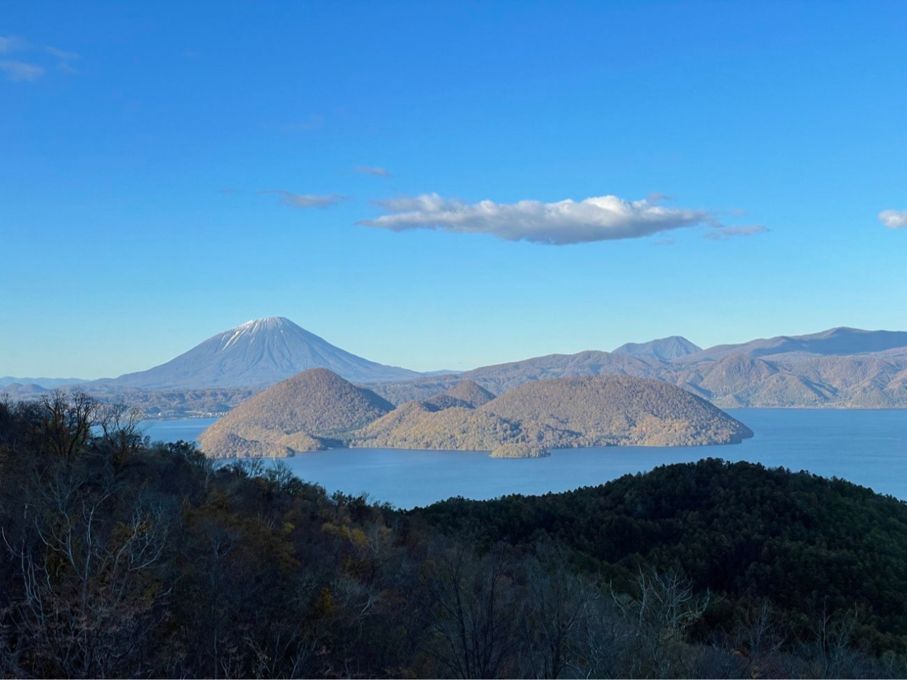 有珠山展望台から望む洞爺湖中島と羊蹄山