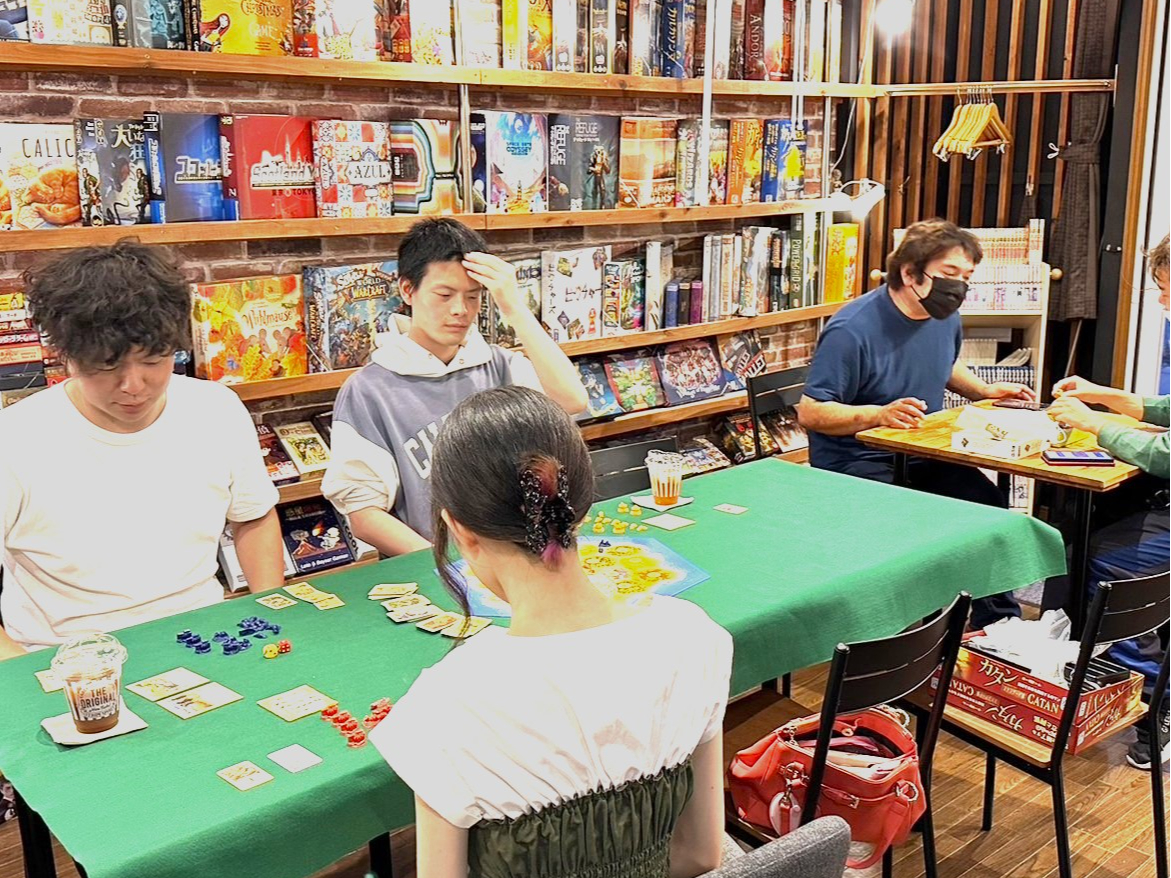 初めて触れるボードゲームにドキドキ。ときめきとひらめきが同居する瞬間です。