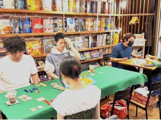 初めて触れるボードゲームにドキドキ。ときめきとひらめきが同居する瞬間です。