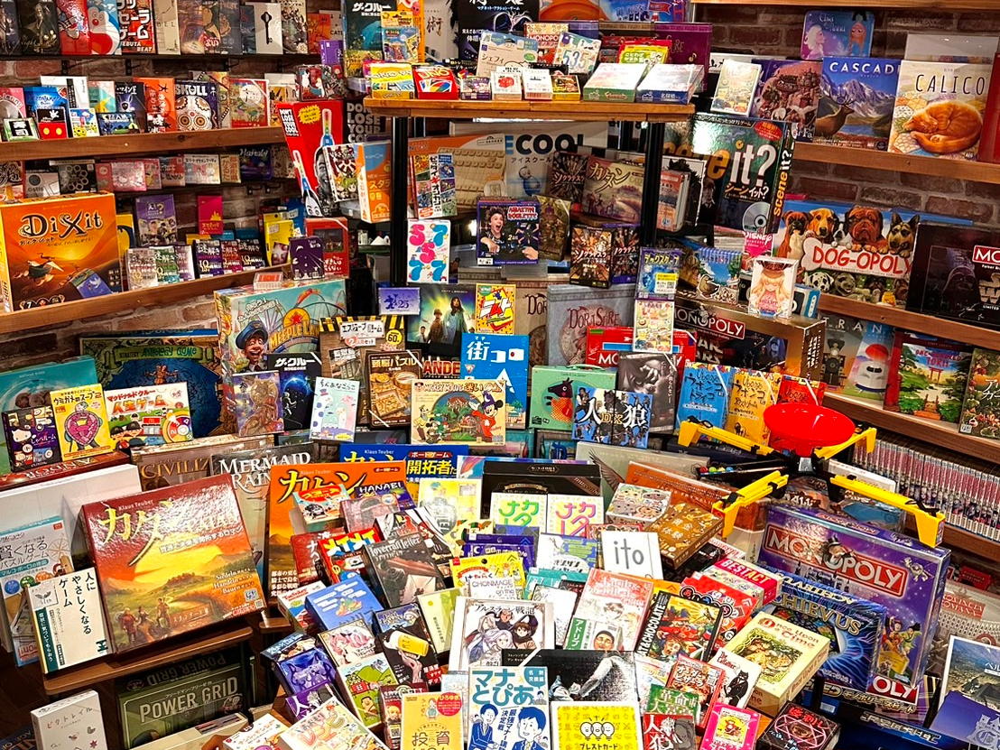 約400種のボードゲームからゲストのご希望に合わせたゲームをピックアップ!であときクルーが、グループ構成などから最も楽しめるゲームをお選びします。