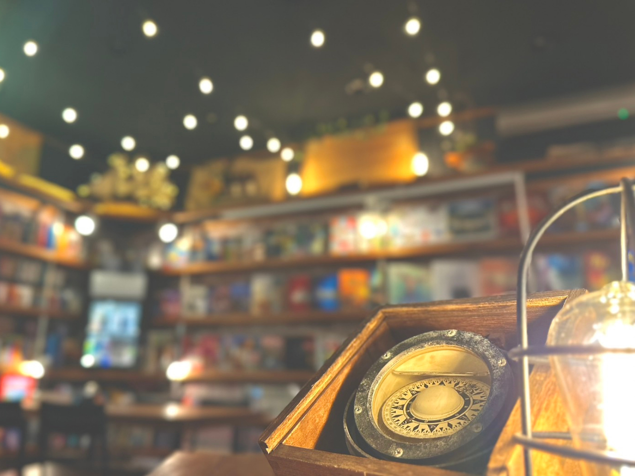 人生は未知への挑戦の旅、「であとき」からはじまる素晴らしき冒険ロマン。ラウンジは船旅がコンセプト。冒険心くすぐる空間でごゆっくりお過ごしください。