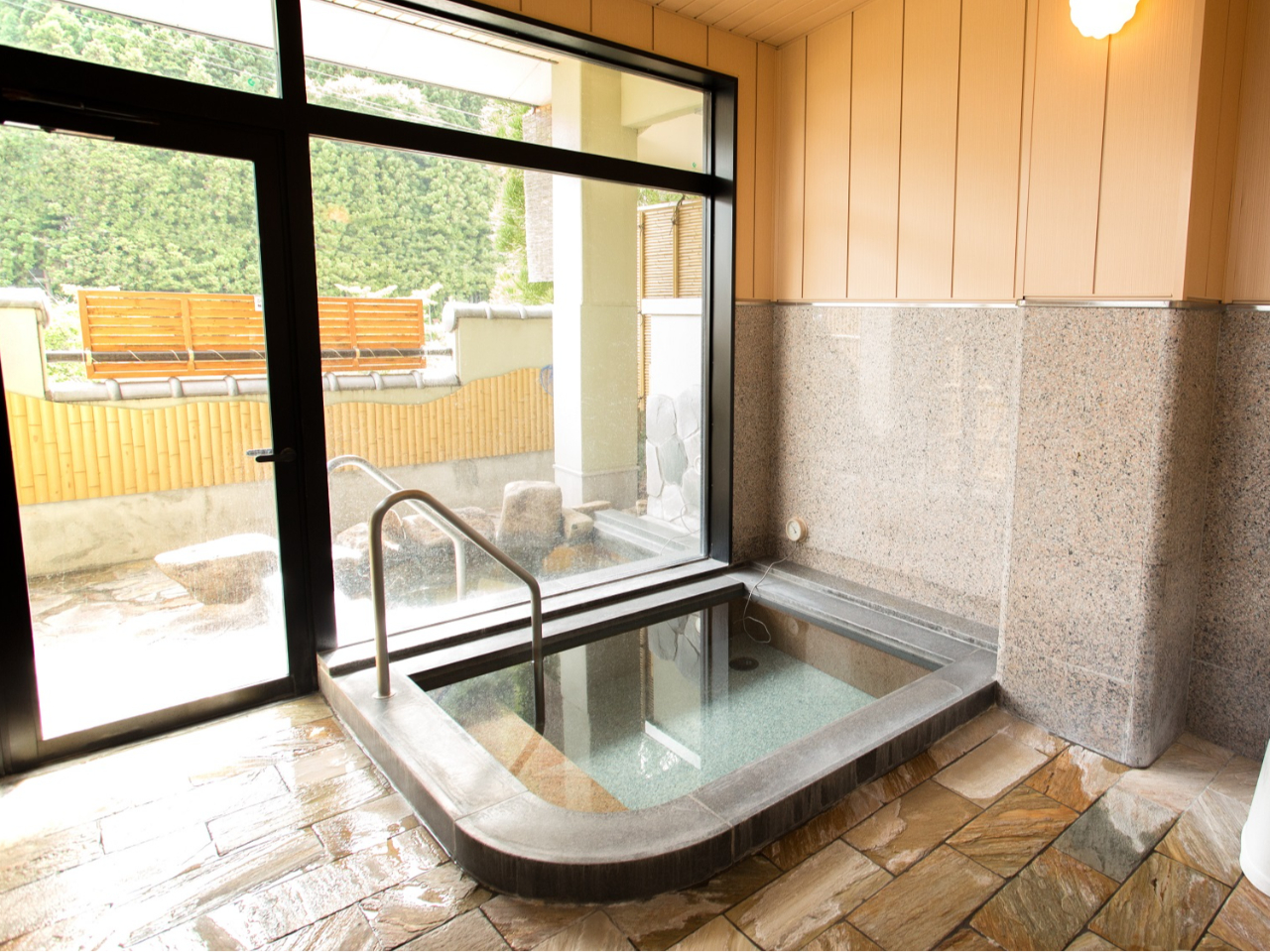 貸切風呂・内風呂からの眺め