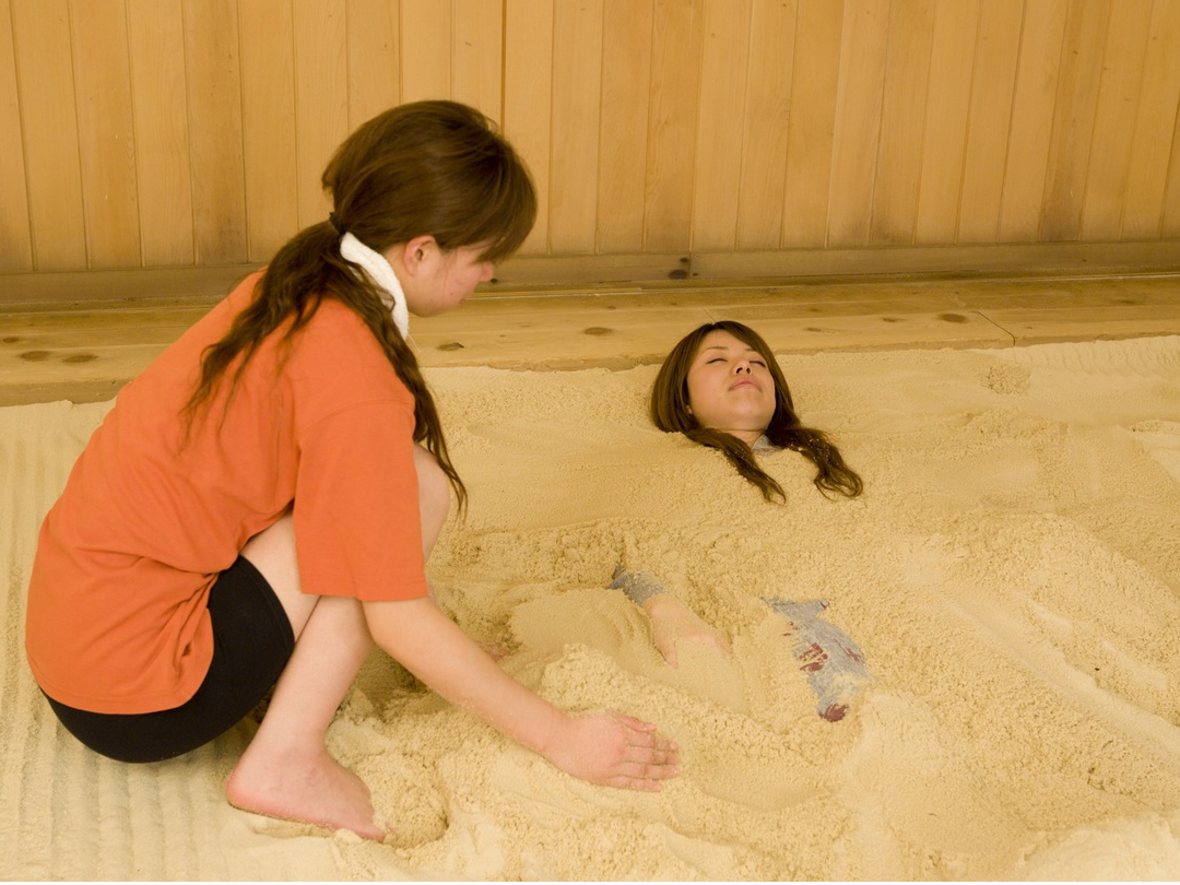 砂塩風呂の入浴準備(砂をおかけいたします)