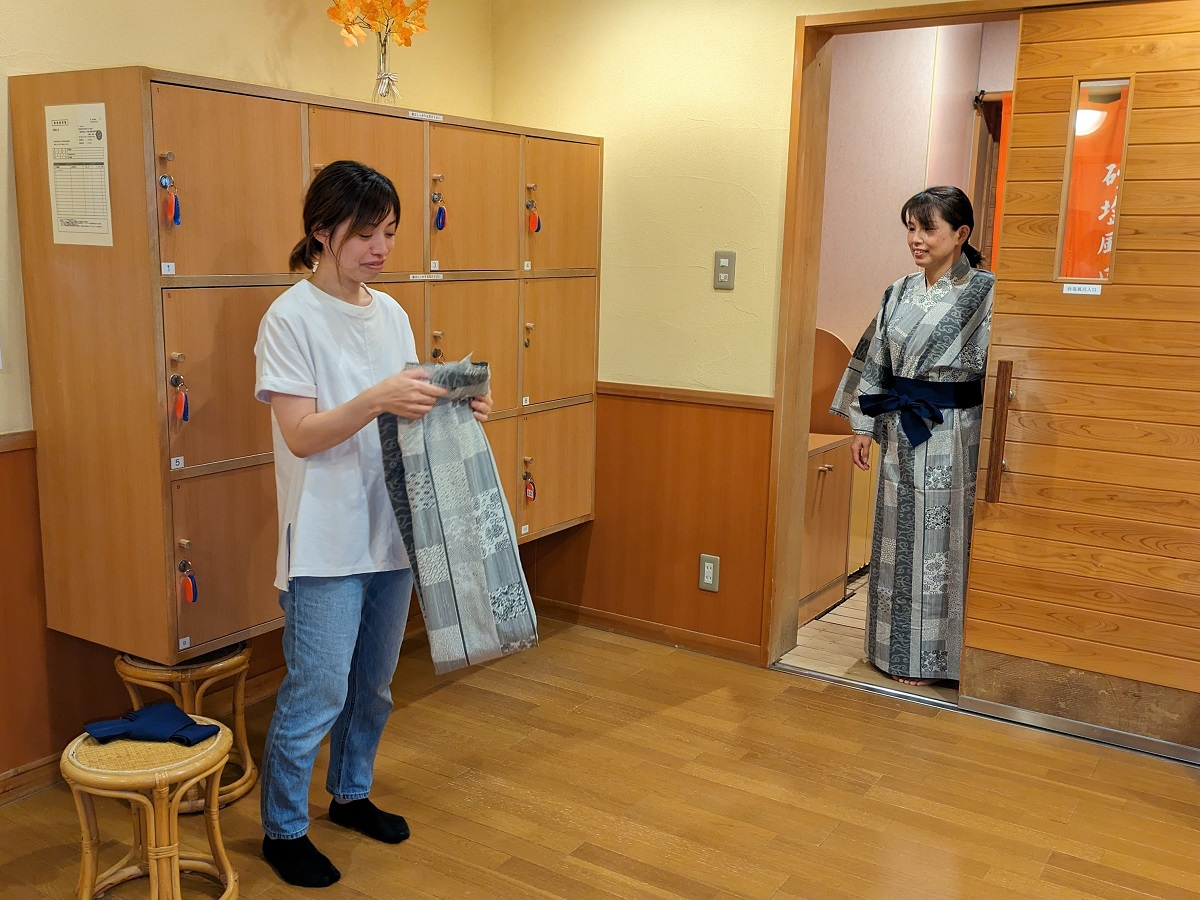 専用浴衣に着替えてください。その際下着はお取りください。