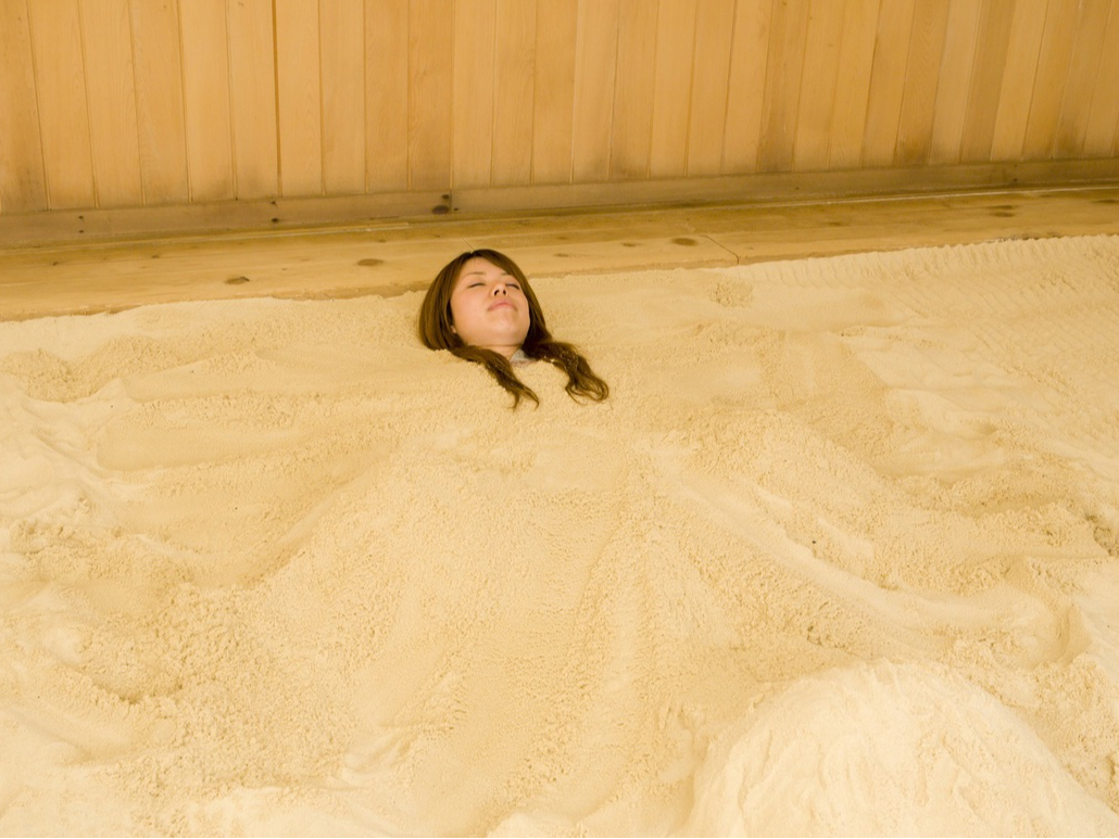 砂を掛け終わったら約10分〜15分お寛ぎください。時間が来たらスタッフが声掛けいたします。