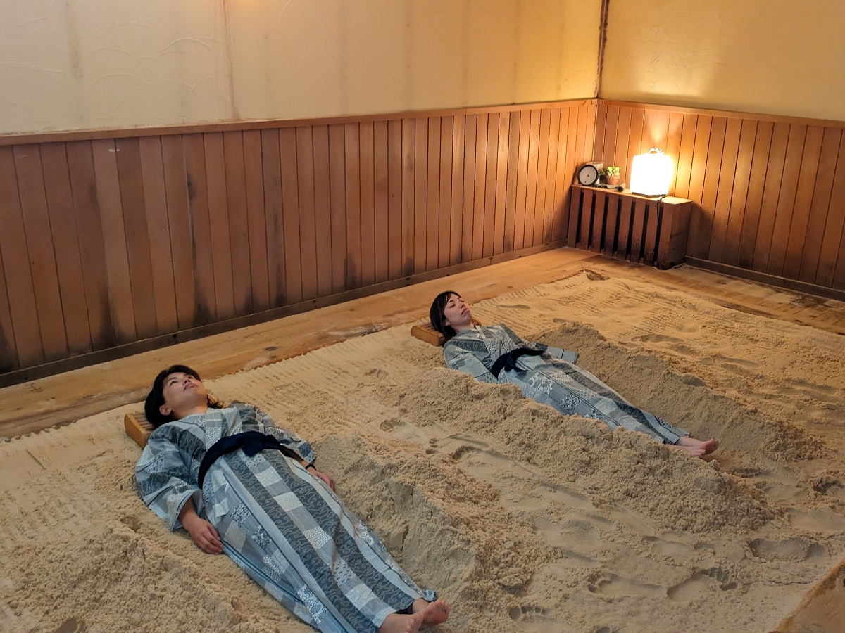 スタッフが砂に穴を掘りますので、そこへ寝てください。