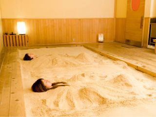 全身浴・足元から胸上ぐらいまで砂をお掛け致します