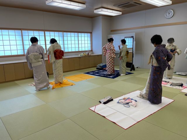 着付け教室の様子です♪