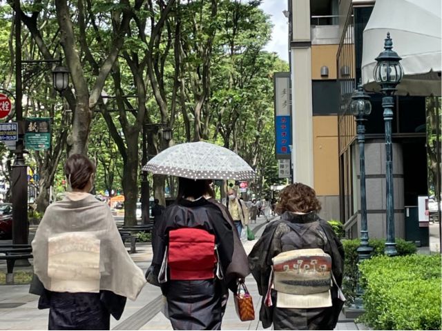 着物で外を歩くのも良いですね
