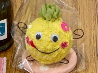 完成作品イメージです。巻く糸のカラーはいろいろ。顔の表情も目の大きさや位置によって変わります。お気に入りの作品を作って、そばに置いてあげてくださいね。