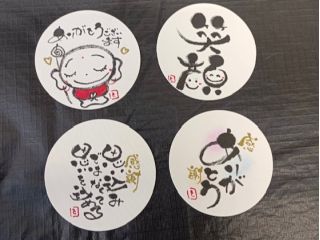 コースター参考作品。筆ペンは黒、赤や青、金や銀、グレーもあります。水がついてもにじまない顔料インクを使用しているので、直接グラスを乗せられます。飾ってもO.K.