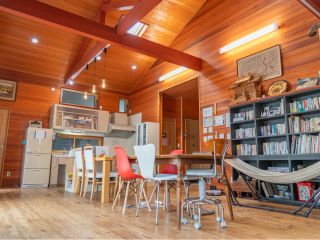 広いリビングがございます。ソファ、テレビ、ギター、ボードゲームなどがございます。