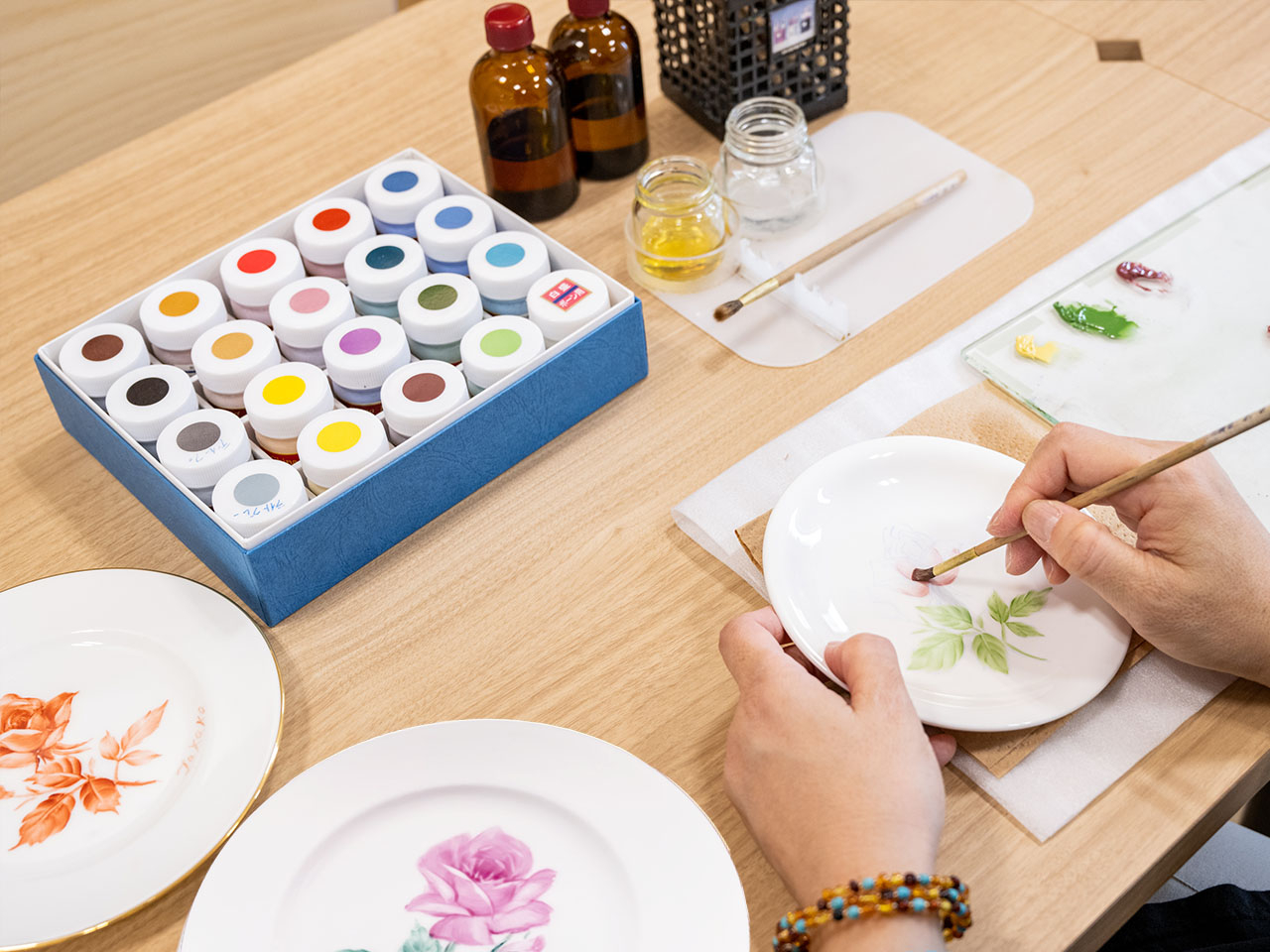 体験では、直径16センチの陶磁器に下絵をご用意。初めての方でも丁寧にお教えします