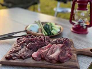 グレードアップコース(4名様分和牛&野菜)この他に鶏、豚、野菜、ご飯、アヒージョorジンギスカンがつきます。