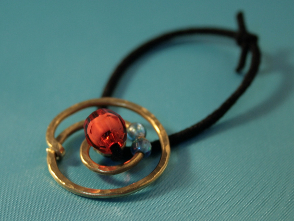 写真はヘアゴムですが、キーリングを付けるとキーホルダーにもなります。