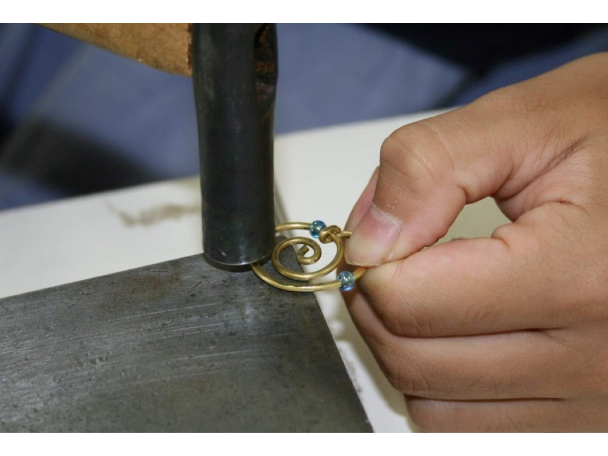 渦巻きを作って特殊な金鎚でトントン♪