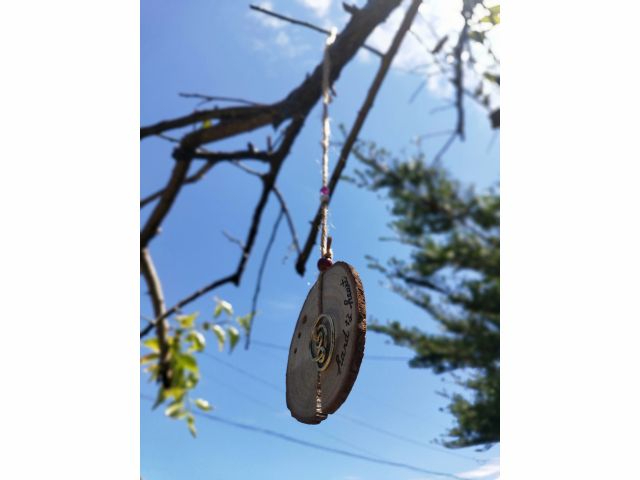 渦巻きの鎚目(金鎚で叩いた跡)がキラキラ光ります。 お好きなビーズを紐に通して華やかさを添えて…